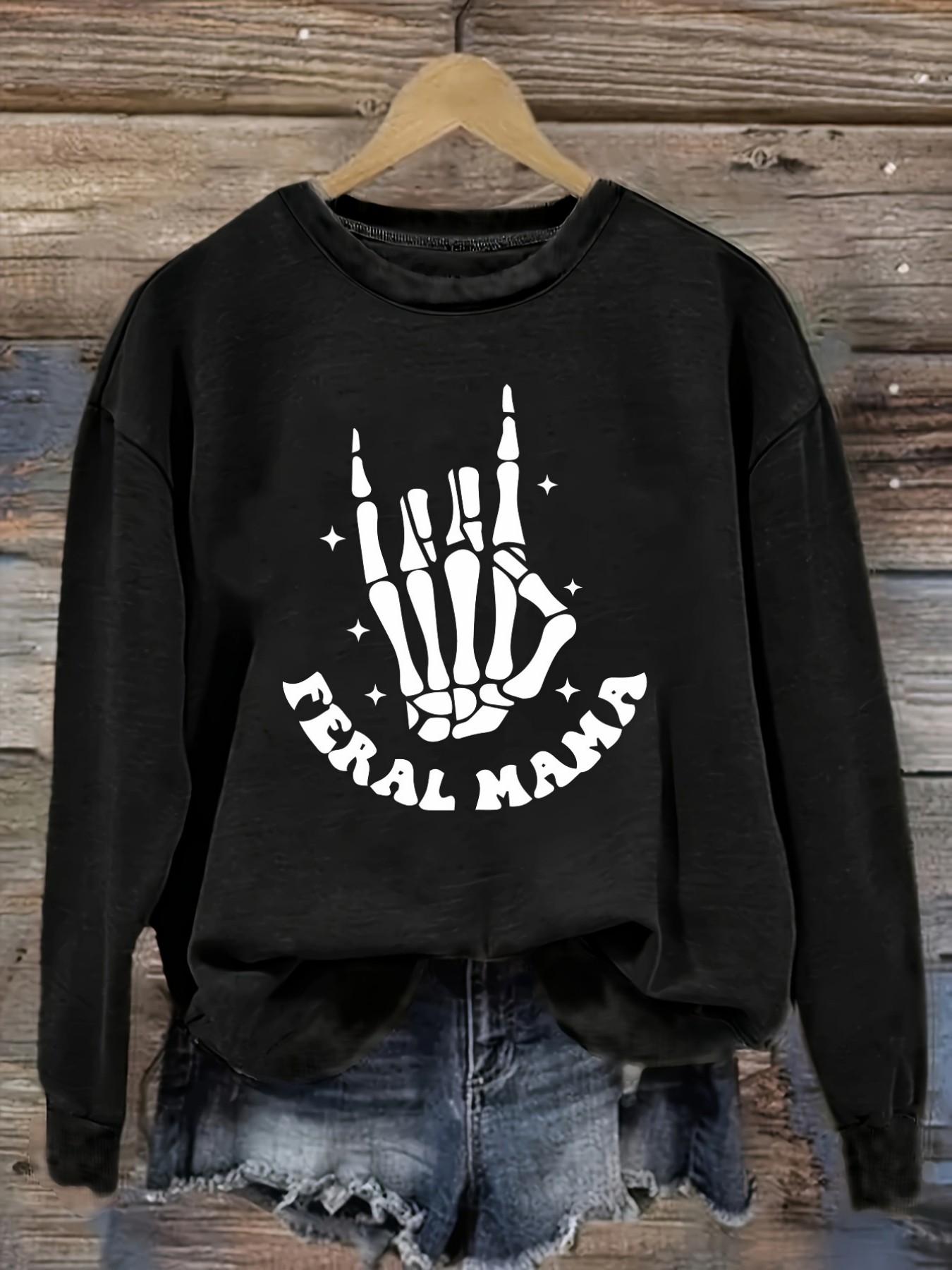Winter Clothing For - เสื้อยืดแขนยาวคอกลมลำลองสำหรับผู้หญิง ลายพิมพ์มือโครงกระดูก Feral Mama เสื้อผ้าผู้หญิงคอกลม ซักเครื่องได้